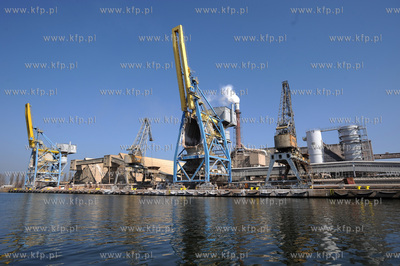 Gdansk, kanal portowy. Zaklady Fosforowe SA. 04.04.2009...