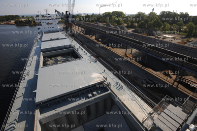 Do Gdańska przyplynal statek BULKNES z kruszywem pod...