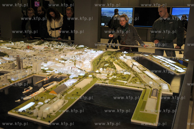 Gdynia. Impreza Swietojanska wita wiosne. Makieta Gdyni...