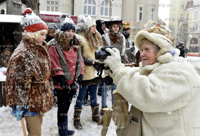 Orszak Trzech Króli w Sopocie. Plac przed kościołem...