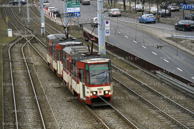 Gdańsk. Węzeł Okopowa. Tramwaj 105n  na ul. Okopowej....