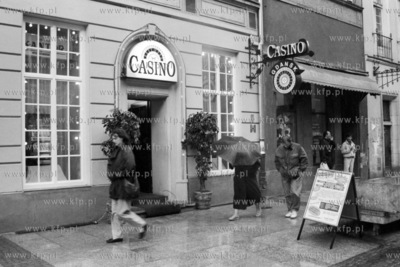 Kasyno Casinos Poland na ul. Długiej 75/76.  15.04.1992
2kwiecien92_m.kosycarz_p15
Fot....