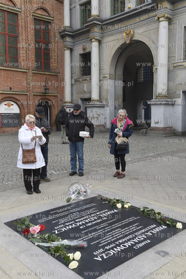 Mieszkańcy Gdańska składaja kwiaty i zapalaja znicze...