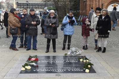 Mieszkańcy Gdańska składaja kwiaty i zapalaja znicze...