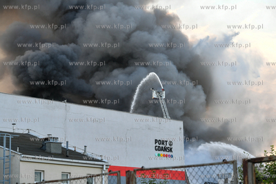 Pożar hali magazynowej w Nowym Porcie w Gdańsku....