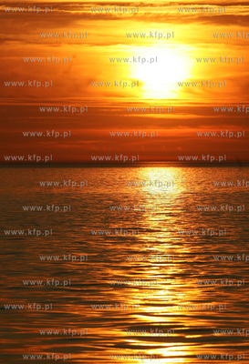 Zachod slonca w Ustce. 13.06.2006 fot. Krzysztof Mystkowski...