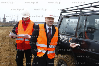 Sekretarz Generalny UEFA David Taylor ( nz ) odwiedzil...