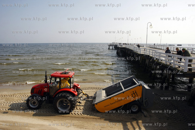 Sopot. Nz przesiewanie piasku.
17.04.2009
fot. Krzysztof...