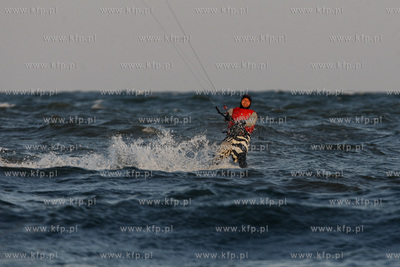 Gdynia Orlowo. Kitesurfing.
25.10.2011
fot. Krzysztof...