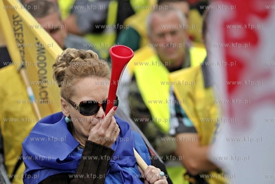 Gdansk. Demonstracja pracownikow firmy energetycznej...