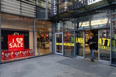 Poswiateczne wyprzedaze w Centrum Handlowym Manhattan...