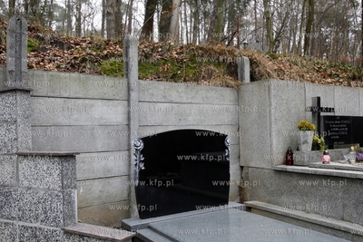 Puste grobowce na  cmentarzu komunalnym w Sopocie.
30.12.2013
fot....