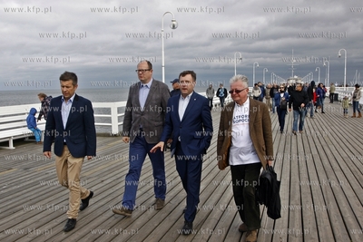 Sopot. Spacer prezydentow Gdanska Pawla Adamowicza...