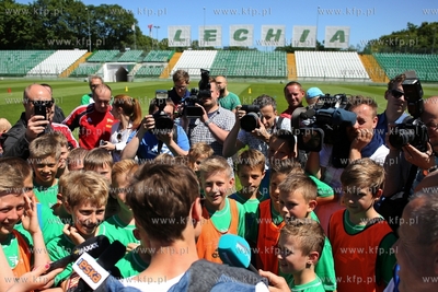 Skoczek narciarski Kamil Stoch spotkał sie na boisku...