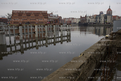 Budowa zwodzonej kładki dla pieszych nad Motławą...