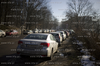 Zaparkowane auta przy al. Legionów w Gdyni.
15.02.2017
fot....