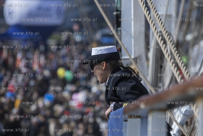 Powrót do portu w Gdyni żaglowca Dar Młodzieży...
