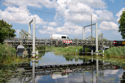 Pętla Żuławska. Zwodzony most nad Tugą w Żelichowie....