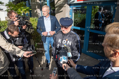 Gdańsk. Lech Wałęsa oddaje głos w wyborach parlamentarnych...