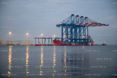 Statek Zhen Hua 36 z czterema potężnymi suwnicami...