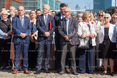 Gdańsk. Plac Solidarności. Symboliczne otwarcie bramy...