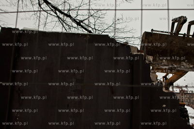 Gdansk. Jana z Kolna. Wyburzanie muru przy Stoczni...