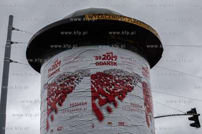 Gdańsk, Al. Grunwaldzka. Plakaty umieszczone na słupie...