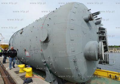 Port w Gdansku. Przeladunek elementu urzadzenia do...