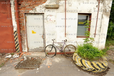 Stocznia Gdanska w niedziele. n/z rower pod sciana...