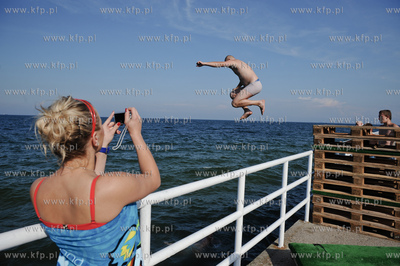 Gdynia. Tlumy turystow i mieszkancow gdyni podczas...