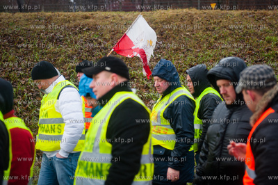Gdansk. Trakt Sw. Wojciecha. Rybacy blokujac przejscie...