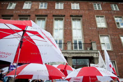 Gdansk. Manifestacja przed Urzedem Marszalkowskim zorganizowana...