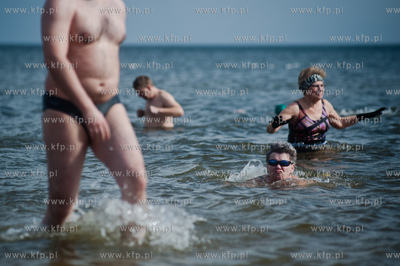 Gdansk. Plaza w Jelitkowie. Niedzielna kapiel gdanskich...