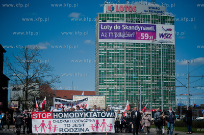 Gdansk. Manifestacja sympatykow Prawa i Sprawiedliwosci...