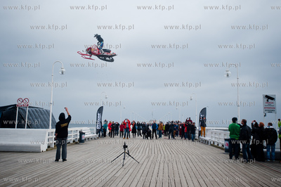 Sopot. Skok norwega Stiana Pedersena na skuterze snieznym...