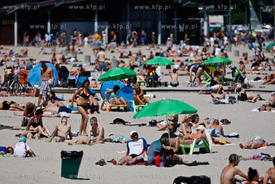 Gdynia. Upalny, sloneczny, wakacyjny dzien na plazy...