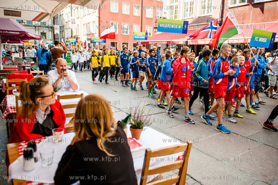 Gdansk. Ul. Dluga. Parad zawodnikow uczestniczacych...