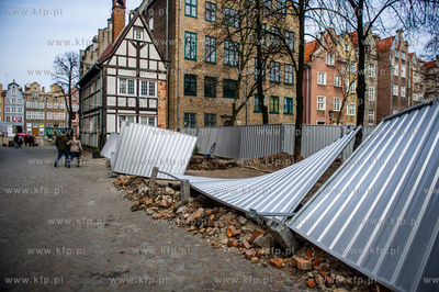Gdansk. Przewrocone ogrodzenie, odslaniajace wykop...