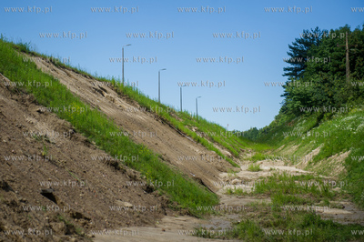 Gdańsk. Uszkodzony przez silne opady deszczu nasyp...