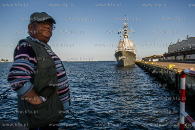 Gdynia. Nabrzeże Francuskie. Wizyta robocza fregaty...