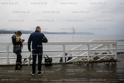 Sopot. Molo. Niedzielni spacerowicze, ktorych nie odstrasza...