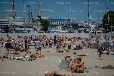 Gdynia. Słoneczna, upalna pogoda na plaży i bulwarze...