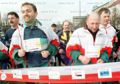 Bieg VIP-ow po Skwerze Kosciuszki. Od lewej:Wojciech...