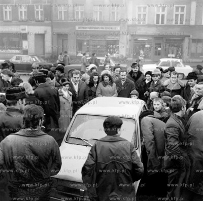 Prezentacja samochodu najnowszej marki fiat 126p popularnego...
