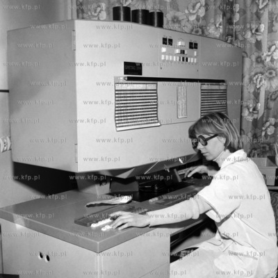 Laboratorium fotograficzne. Na zdjęciu proces naświetlania...