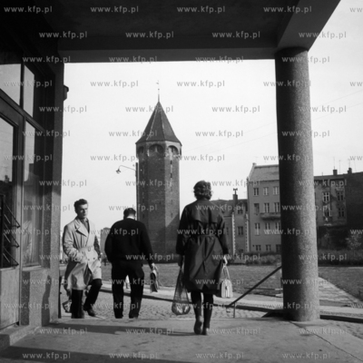 Przejście pod filarami kamienicy przy Podwalu Staromiejskiem...