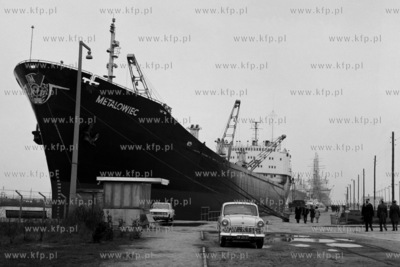 Statek Metalowiec cumuje przy nabrzeżu Skweru Kościuszki...