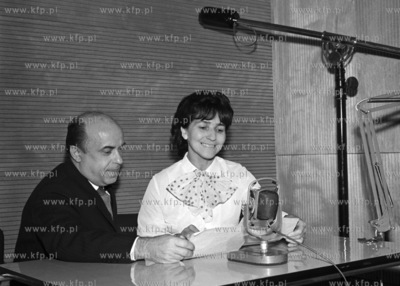 Dziennikarze Radia Gdańsk przy pracy w studiu radiowym....