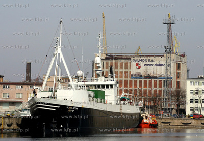 Dalmor S.A. Gdynia - widok od strony nabrzeza. Nz statek...