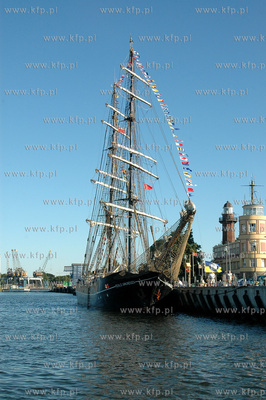 Baltic Sail. Zaglowiec Roald Amundsen zacumowany przy...